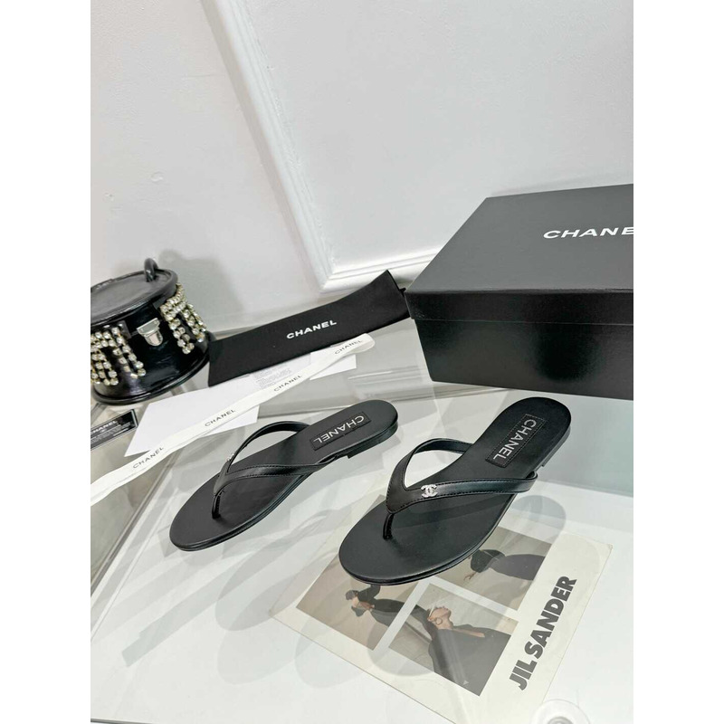 Ch*el logo thongs sandals in black