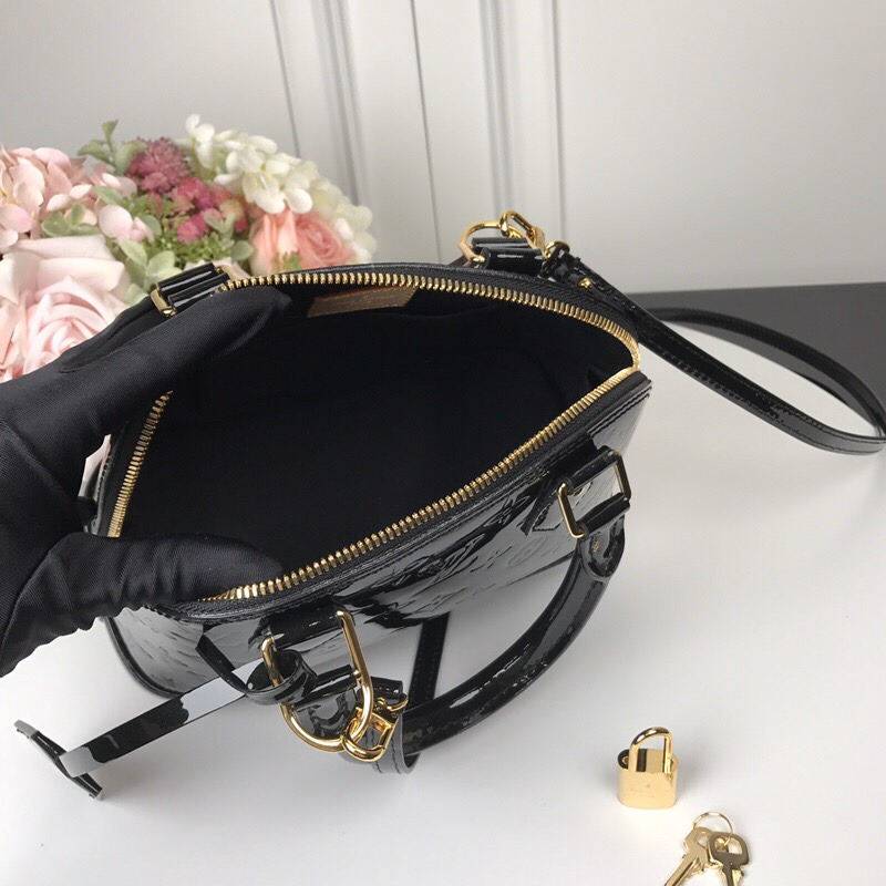 l**is V*t*n black magnetique monogram vernis alma bb bag