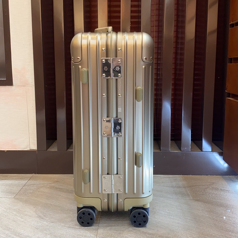 Rimowa Classic Cabin Carry-on Suitcase Aluminum in Sliver