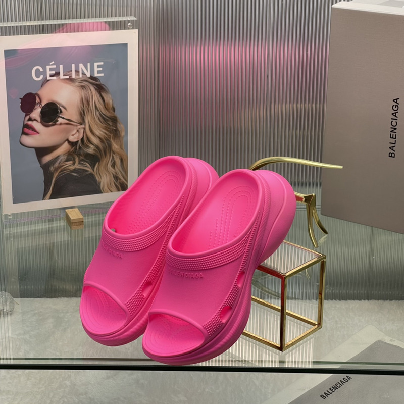 ba*len*cia*ga x Cr*0*s pool slide hot pink