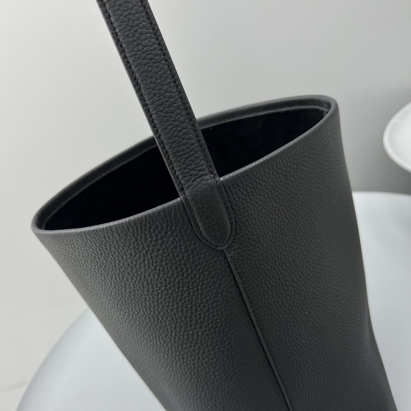 the row park medium N0*H-south tote bag in black