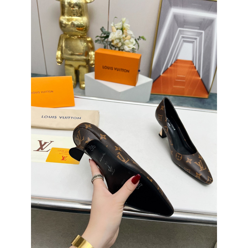l**is V*t*n low heel pump monogram brown