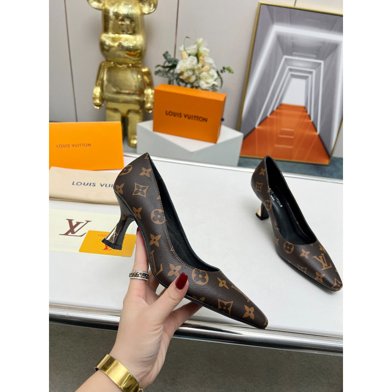 l**is V*t*n low heel pump monogram brown