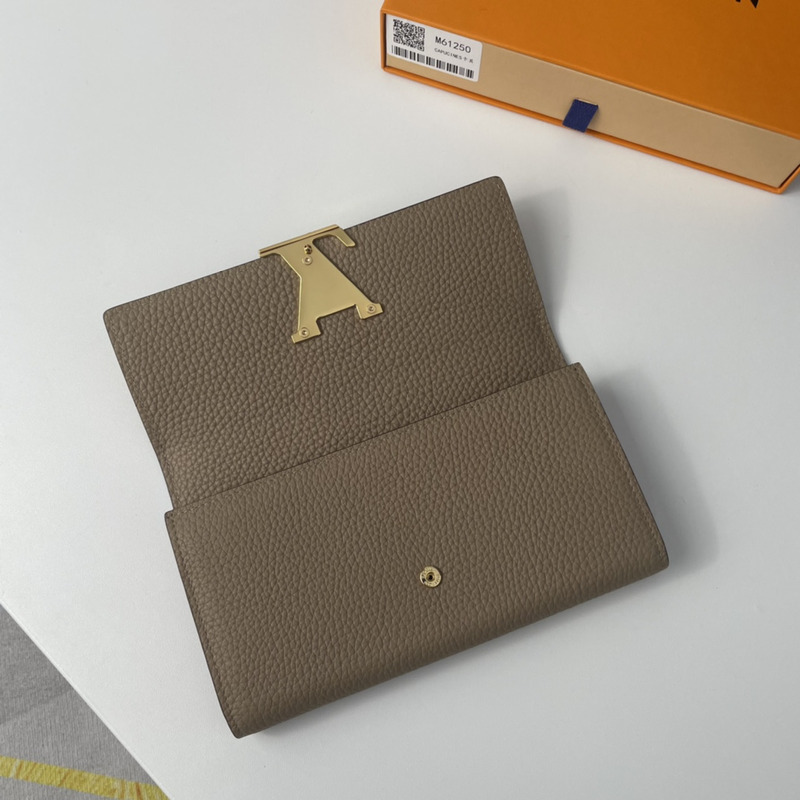 l**is V*t*n taurillon capucines wallet galet beige