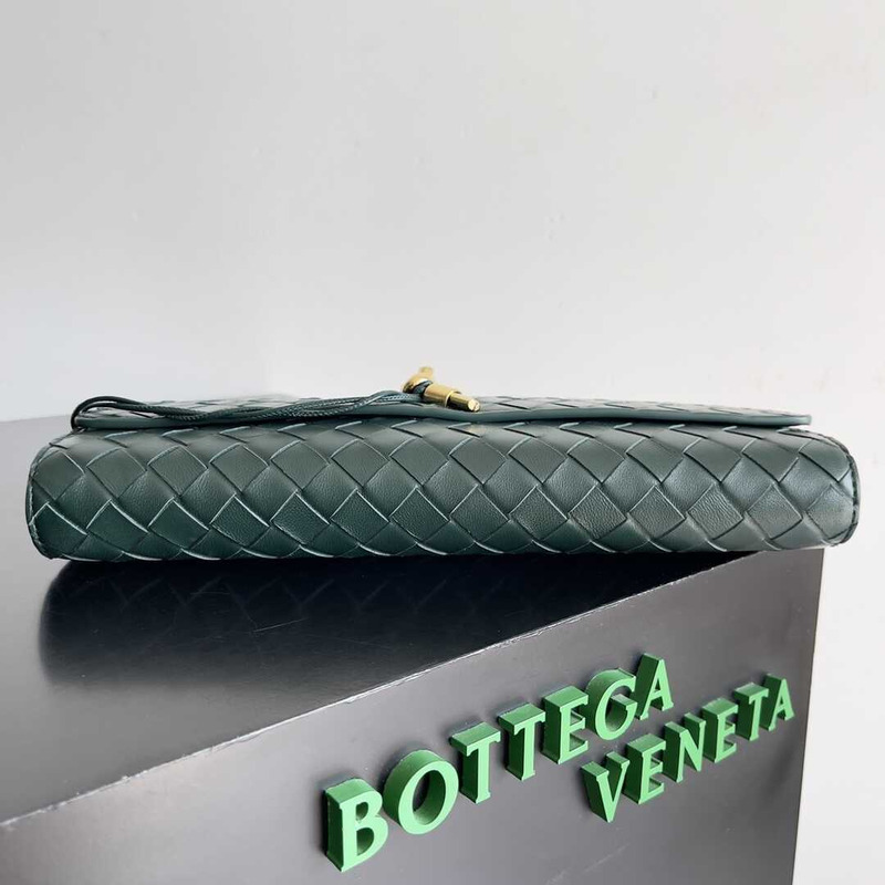 Bo*te*ga ve*ne*ta long andiamo clutch in green