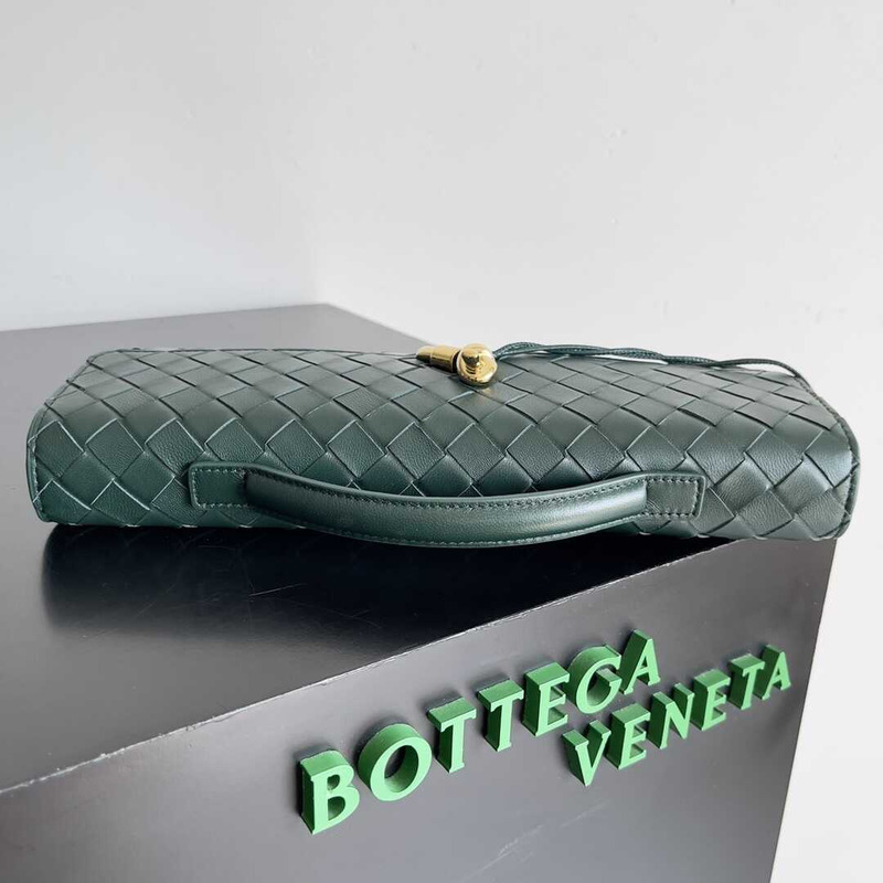 Bo*te*ga ve*ne*ta long andiamo clutch in green