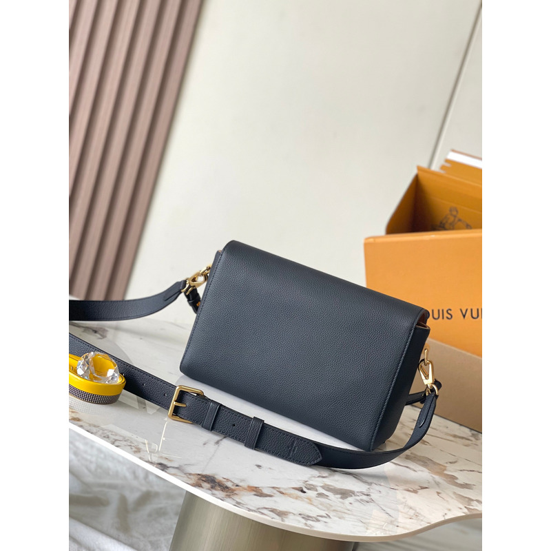 l**is V*t*n soft twist bag in black