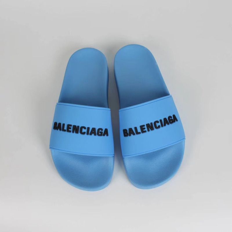 Ba*len*cia*ga Ba*len*cia*ga logo slides in blue