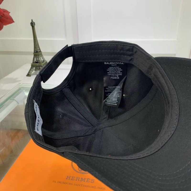 Ba*len*cia*ga uniform cap in black