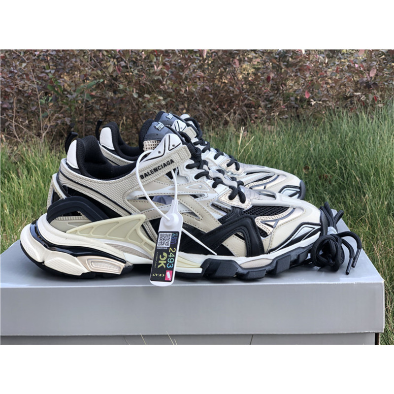 Ba*len*cia*ga 4.0 beige black sneakers men women