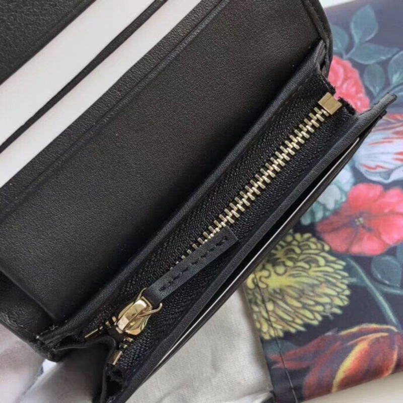 G*u*i bees card case