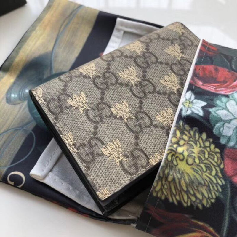 G*u*i bees card case