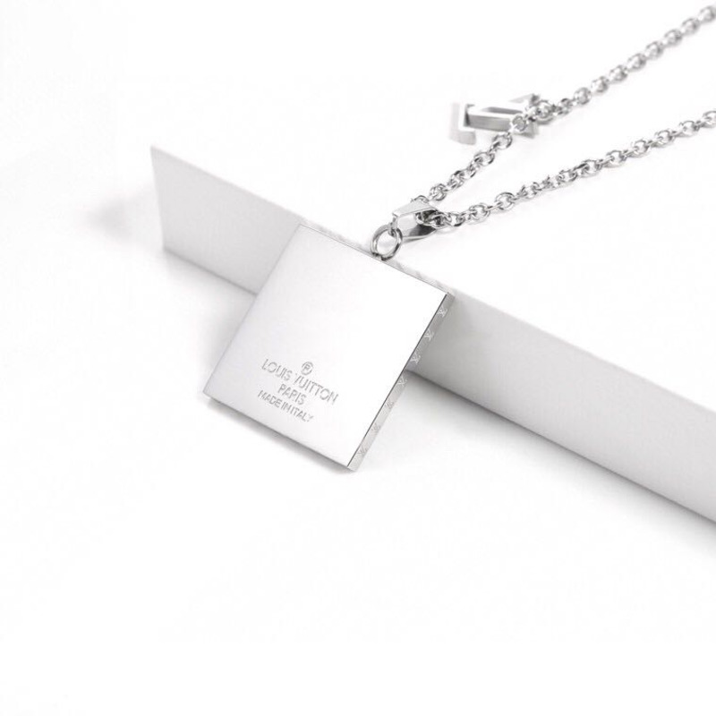 dandy l**is V*t*n necklace