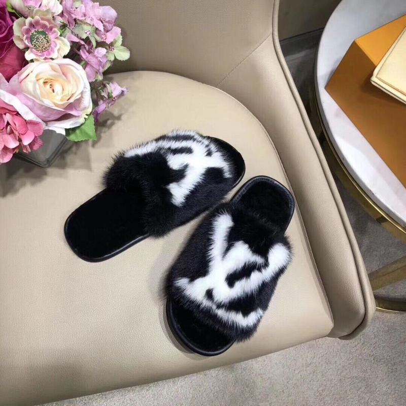 l**is V*t*n plush slippers