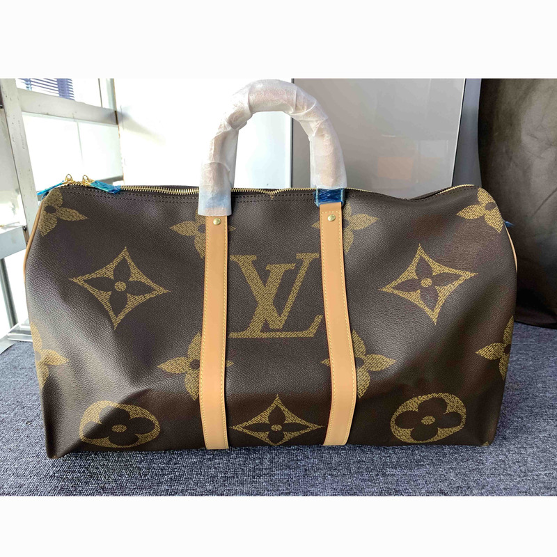 l**is V*t*n luggage